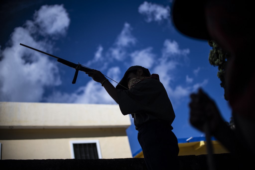 ¡Horror!: Niños mexicanos aprenden a usar armas largas para defenderse de narcotraficantes