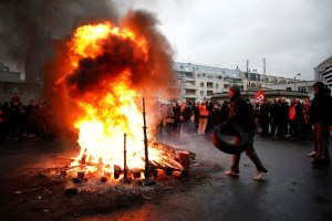 Los franceses se dan cita en las calles para frenar la reforma de las pensiones de Macron