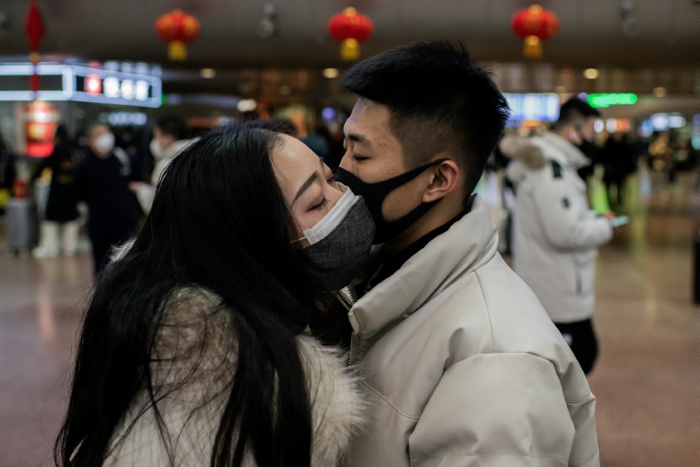 ¿Amor en tiempos de Coronavirus? La foto estremecedora de una pareja china que le da la vuelta al mundo