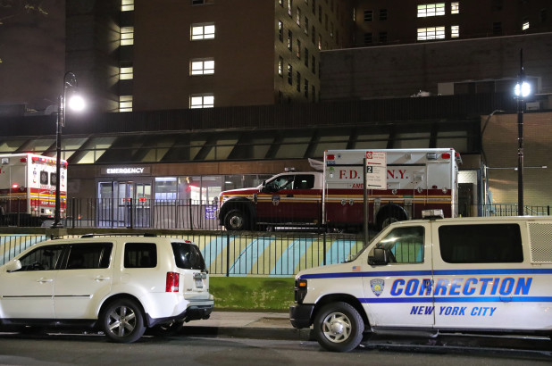 Funcionarios de salud de Nueva York que investigan un posible caso de coronavirus en Queens