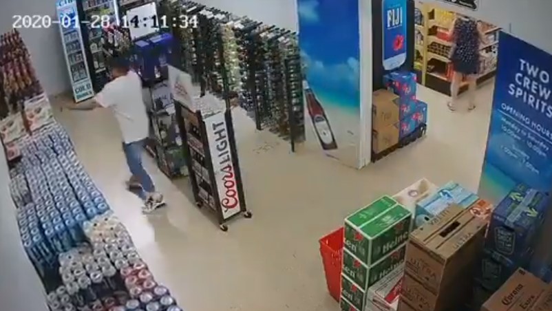 Héroe caído: Dio todo por salvar una estantería repleta de cervezas… pero falló y terminaron “brindando los muertos” (VIDEO)