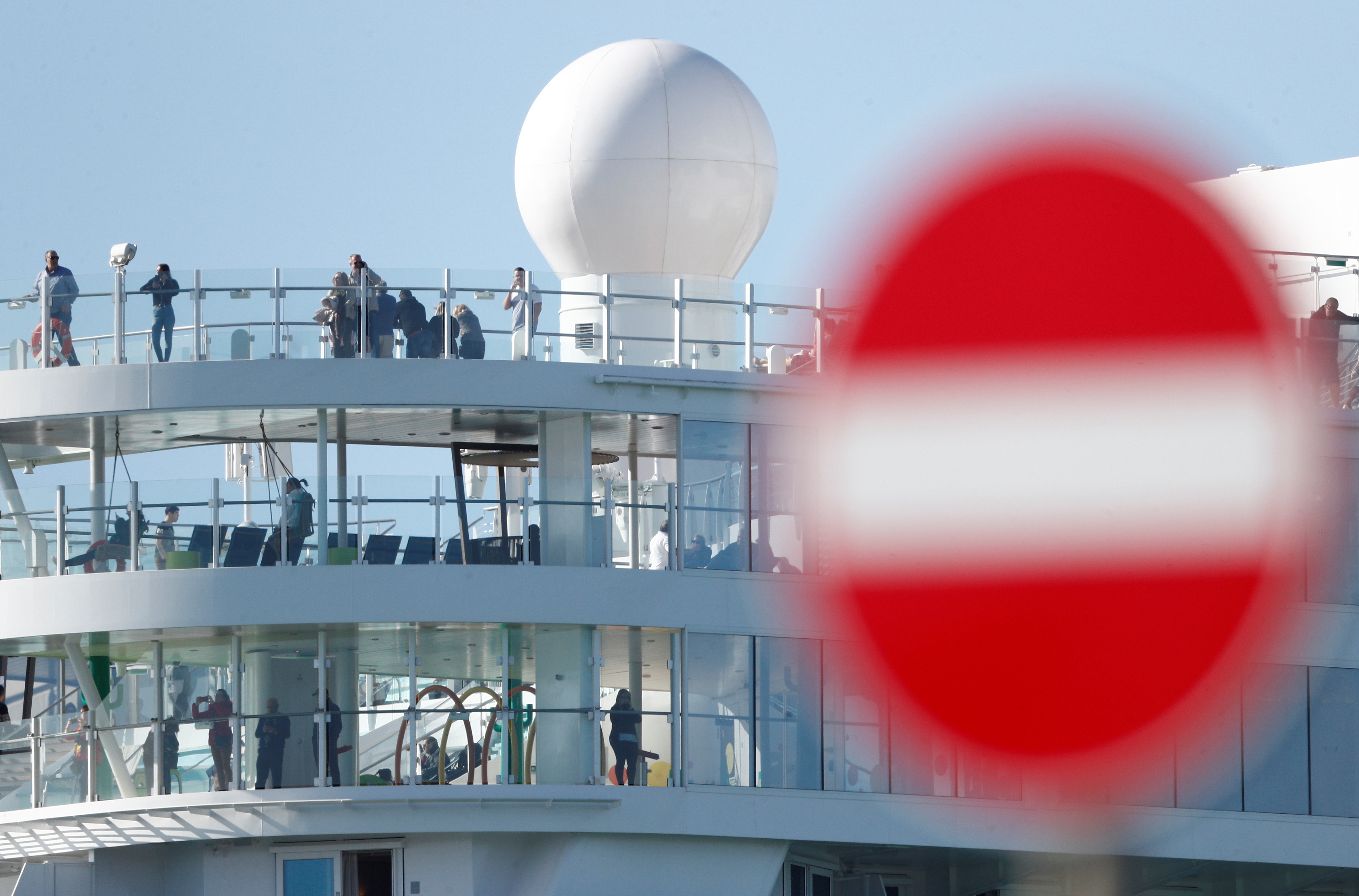 “Puede volverse una pesadilla”: Las FOTOS a bordo del crucero bloqueado por coronavirus