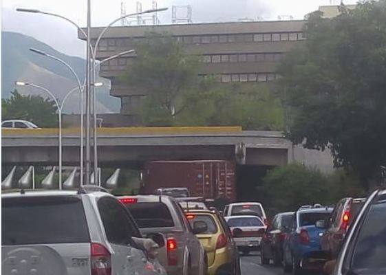Camión atascado causó retraso en la autopista Francisco Fajardo a la altura de Chacao este #18Ene