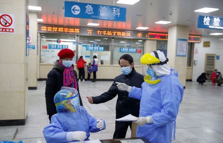 ¿WTF? Infectados con coronavirus intentan propagar virus escupiendo a doctores y enfermeras en China
