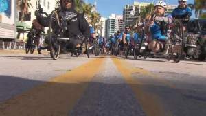 Soldados que se ocupan del costo de la guerra se preparan para montar en bicicleta en el sur de Florida
