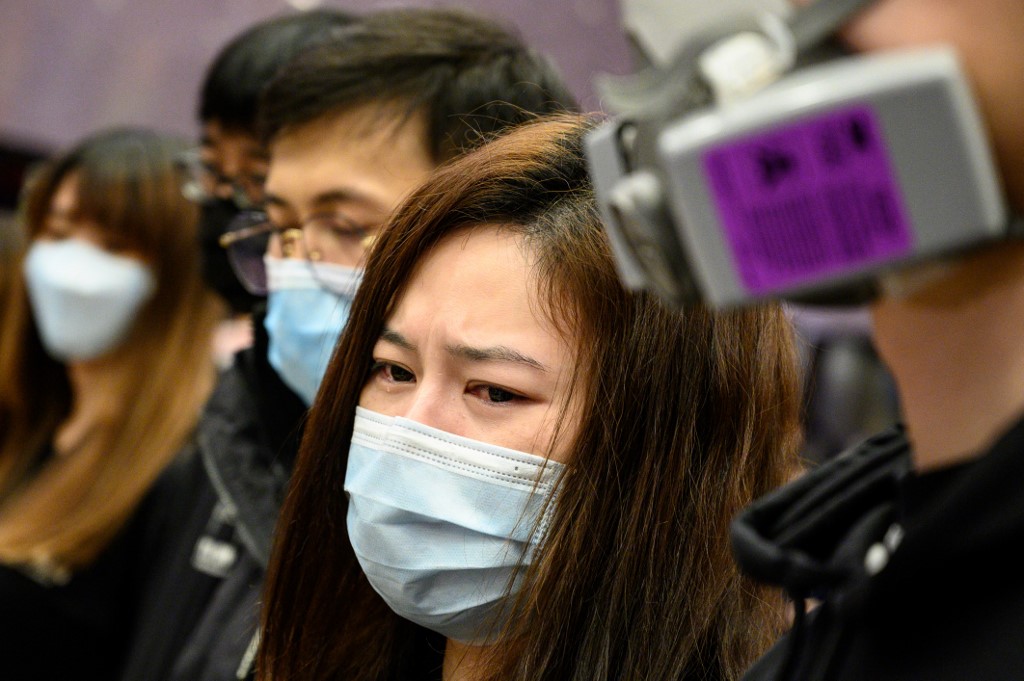 Más de 900 personas han muerto por coronavirus… y Xi Jinping aparece en público por primera vez con máscara (FOTO)