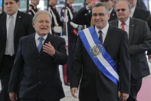 Juez pide investigar a dos expresidentes salvadoreños por nexos con pandillas