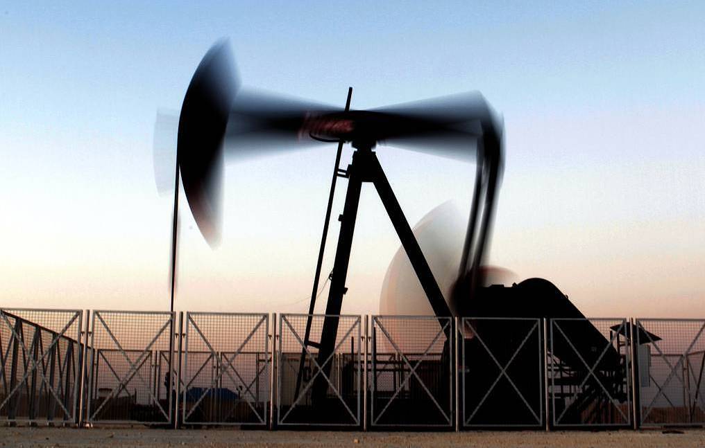 Petróleo baja por nuevas previsiones de la AIE sobre demanda