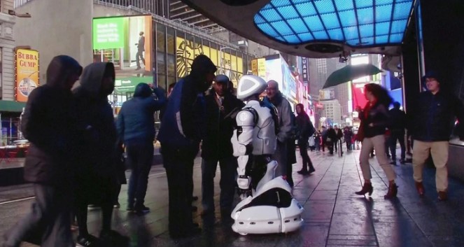 Así es el androide que diagnostica el coronavirus en pleno Times Square de Nueva York