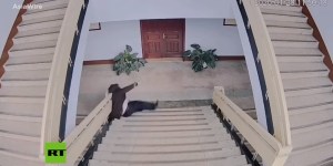 Un policía chino cae por unas escaleras tras trabajar largos turnos por el coronavirus (Video)