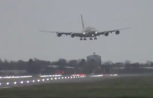 En VIDEO: Airbus 380 aterrizó de milagro en medio de la borrasca Dennis en Londres