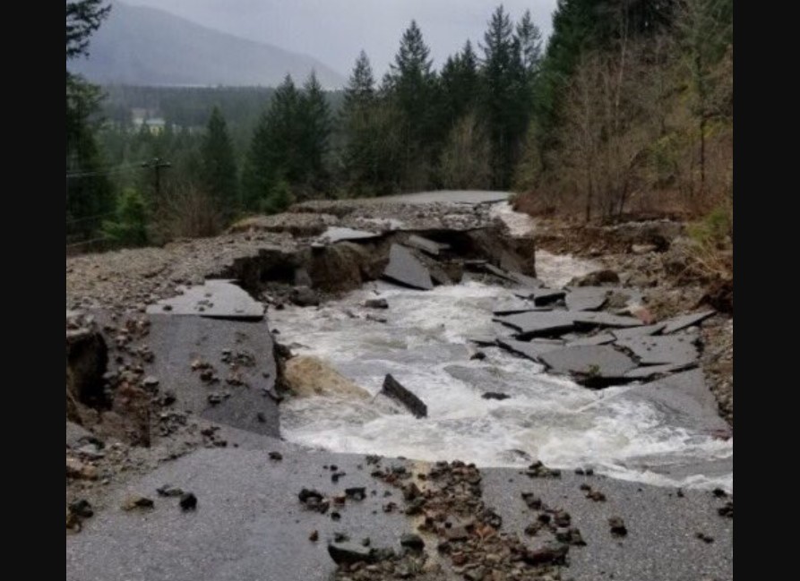 Avalancha atrapó a más de 500 turistas en una estación de esquí en Canadá