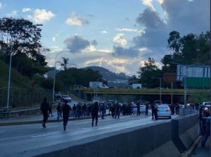 Faes cerró la autopista Prados del Este tras el enfrentamiento con el Cicpc