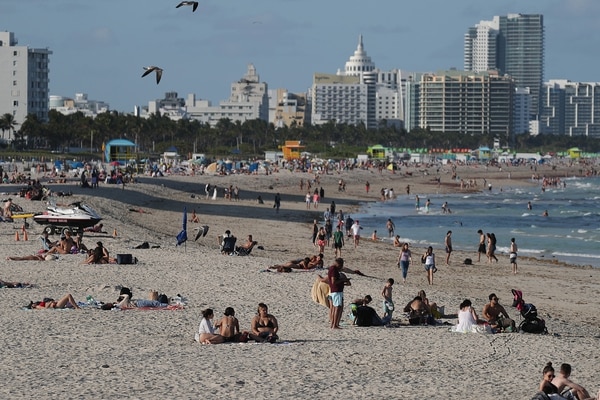 El miedo al coronavirus lleva al alcalde Carlos Giménez a cerrar las playas de Miami-Dade