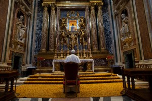 El Papa reza ante el crucifijo de la “Gran Peste” por el fin de la pandemia