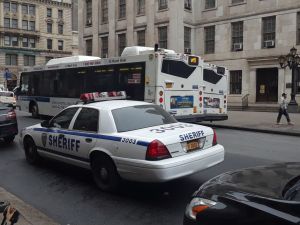 Siguen en alza robos y tiroteos en Nueva York; saldrán más policías a la calle por aminorar la reforma penal