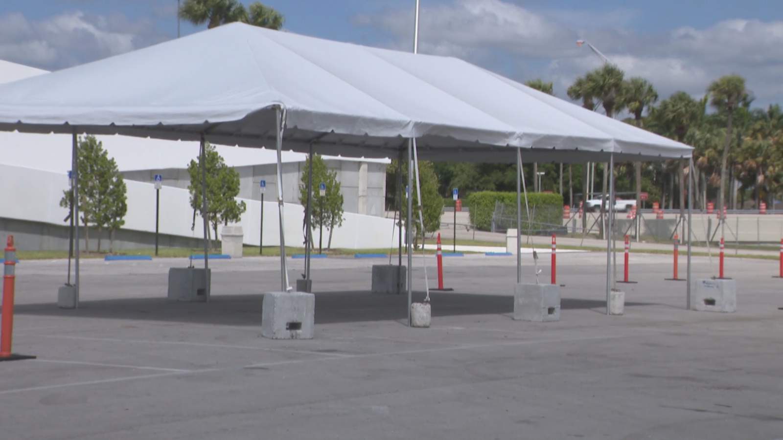 La Guardia Nacional instala tiendas de campaña fuera del Hard Rock Stadium para evaluar a las personas con coronavirus