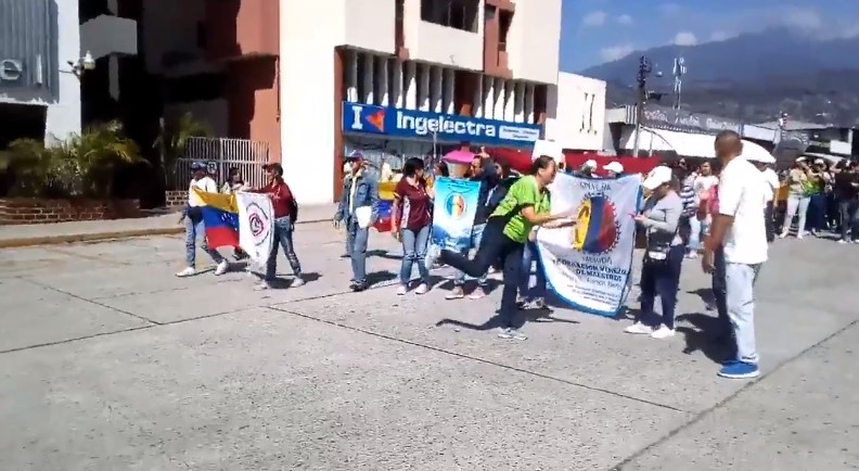 Docentes en Mérida protestan para exigir que se respeten los derechos de sus hijos #4mar (Video)