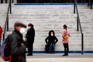 Famoso y controvertido infectólogo francés dice que la pandemia de coronavirus está “en tren de finalizar”