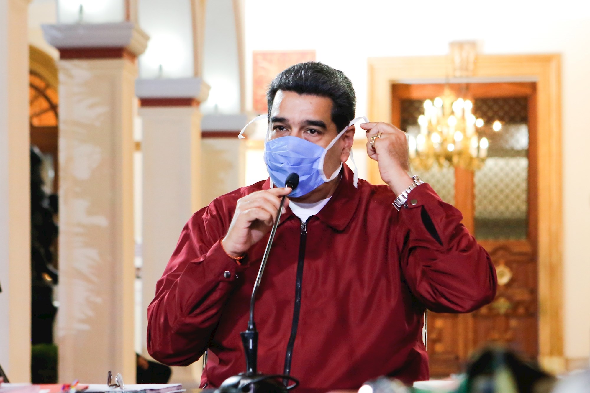 Maduro anunció que estudia la eventual apertura de licorerías y ferias navideñas