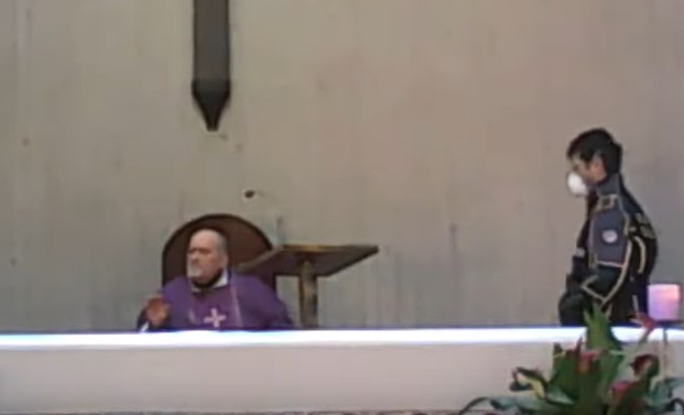 Policía interrumpió una misa en Italia (VIDEO)
