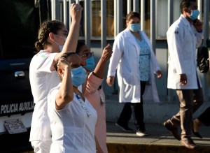 ¡Terrible! Médicos mexicanos son agredidos por paranoicos que temen al COVID-19