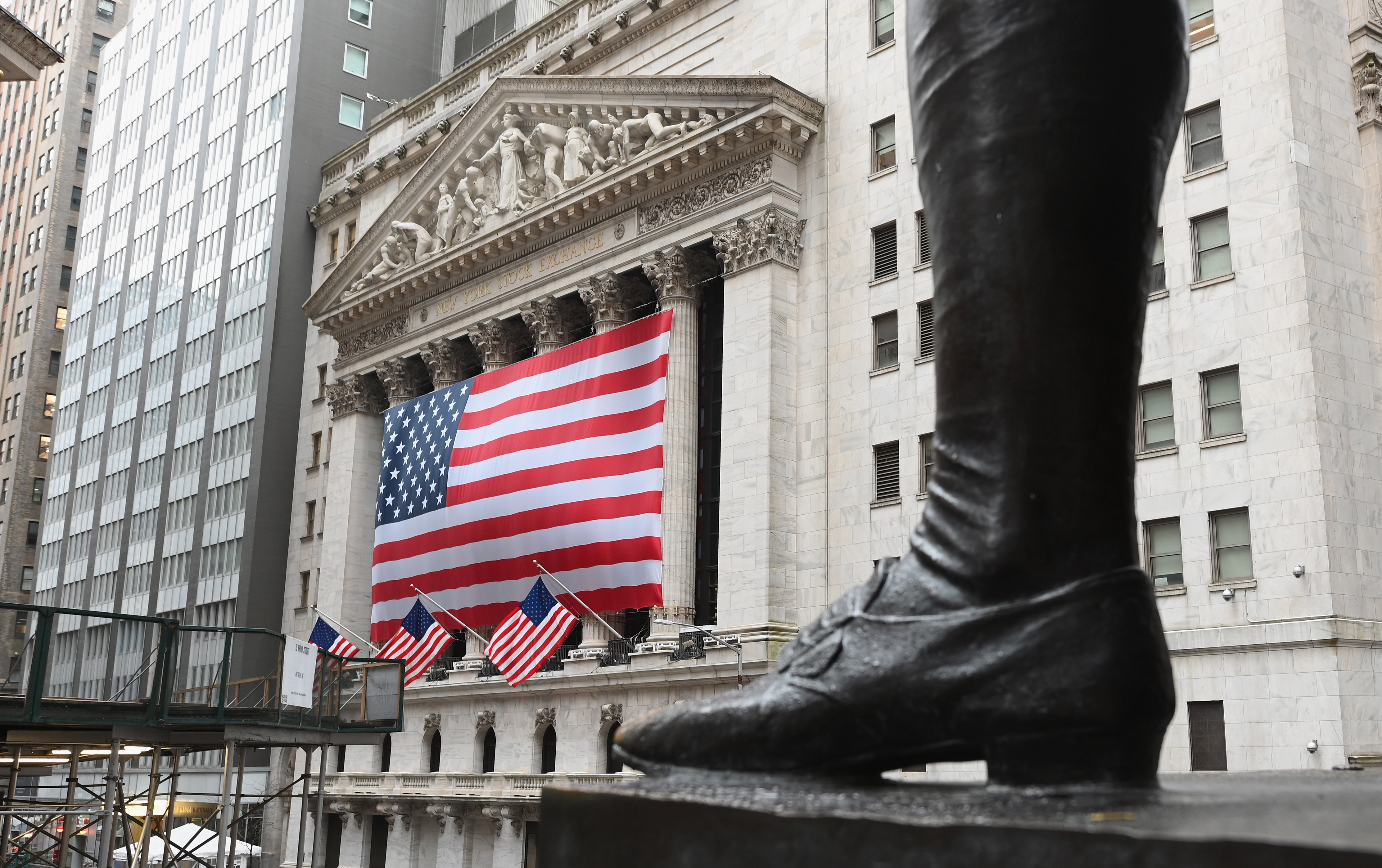 Wall Street retrocede por mensaje prudente de la Reserva Federal de EEUU