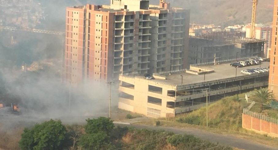 Incendio en El Hatillo se reaviva a pesar de los esfuerzos por apagar las llamas #12Abr (Fotos y videos)
