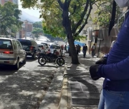 Denuncian que colectivos desalojaron a comerciantes en la avenida Panteón #11Abr