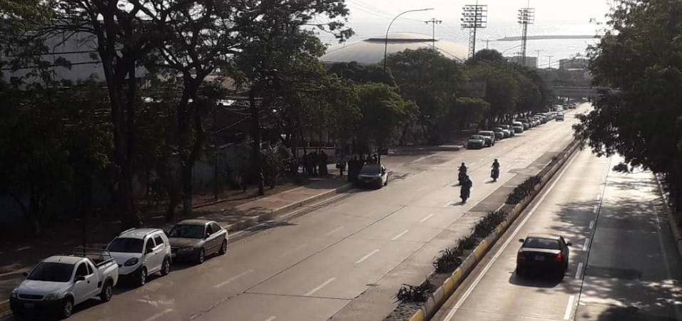 Trabajadores de la salud de Vargas amanecieron haciendo kilométrica cola para echar gasolina #30Abr (FOTOS)