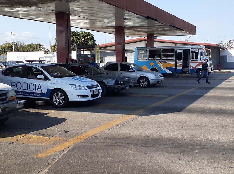 ¡Solo en socialismo! Dio a luz mientras esperaba por surtir gasolina en Santa Teresa del Tuy