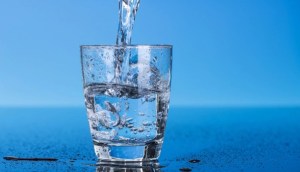 ¿Beber agua reduce los efectos secundarios de la vacuna contra el coronavirus?