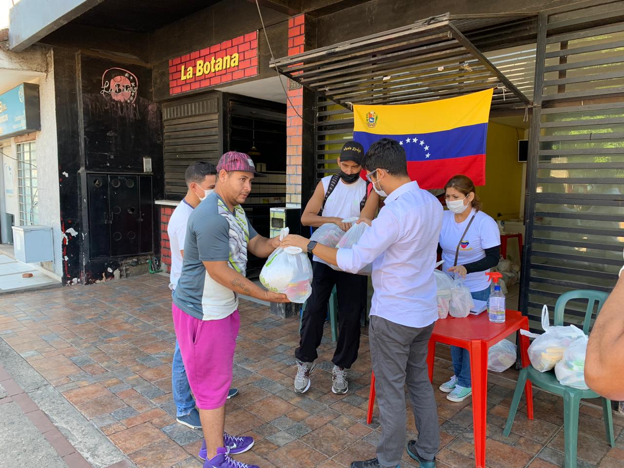 Venezolanos en Bolivia recibieron ayuda humanitaria del Gobierno Legítimo de Guaidó (Fotos)