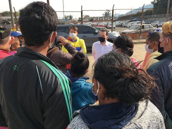 Embajador Guanipa entregó insumos básicos a venezolanos en Chía (Fotos)