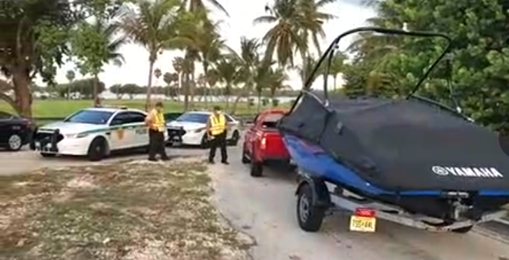 Residentes de Miami van a las marinas y campos de golf