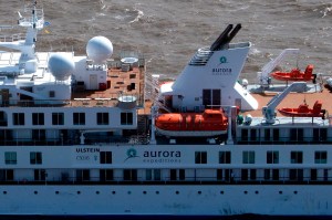 Crucero con casos de covid-19 atracará en Uruguay para evacuar a tripulantes