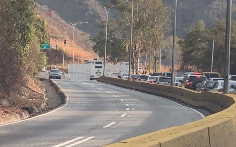 Instalan un murciélago de la GNB para cerrar el tránsito en la carretera Panamericana #16Abr (Fotos)