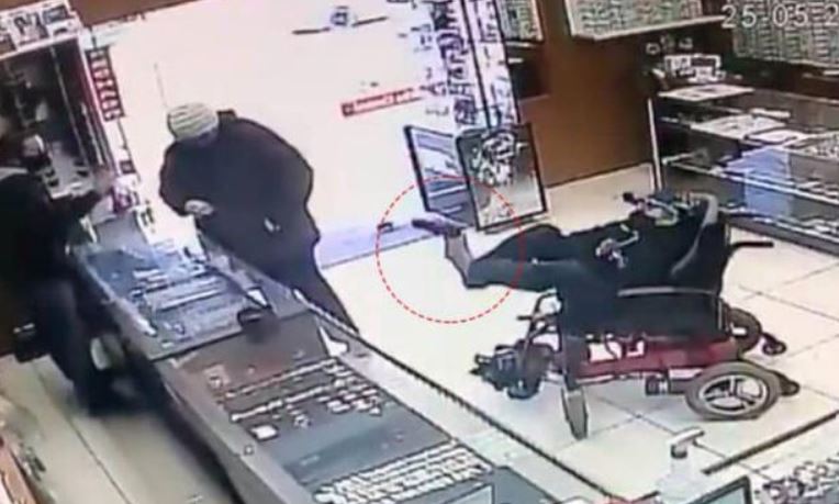 Joven con discapacidad robó una joyería apuntando el arma con los pies (VIDEO)