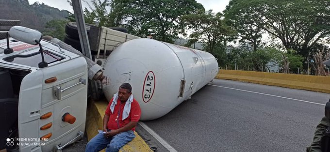 Volcó gandola cargada de GLP en la Autopista Regional del Centro (Fotos y Video)