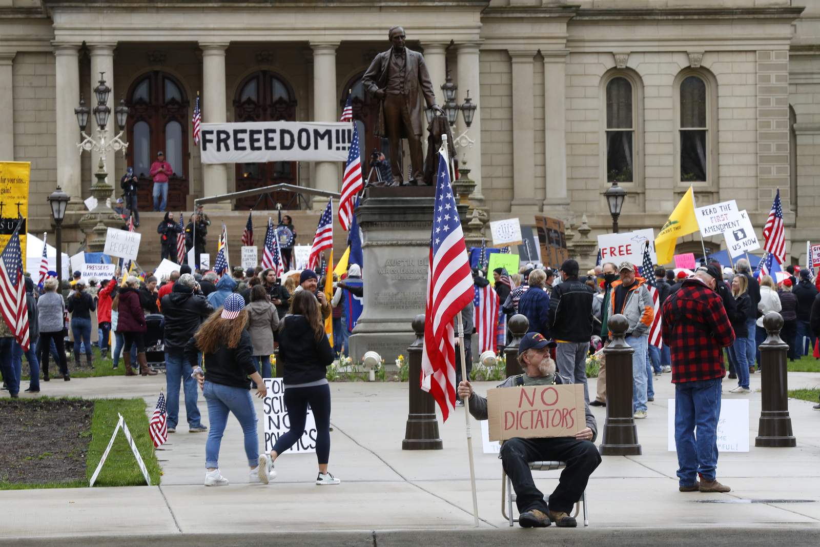La milicia de Michigan pone la protesta armada en el centro de atención