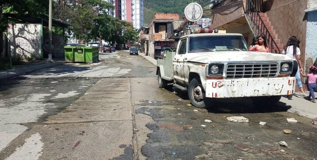 Seis días sin agua tienen comunidades de Pinto Salinas, Sarria y la avenida Andrés Bello en Caracas