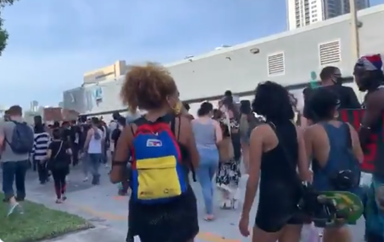 ¡Fin de mundo! Chavista se coló en protestas de Miami mientras disfruta las mieles de “El Imperio” (Video)