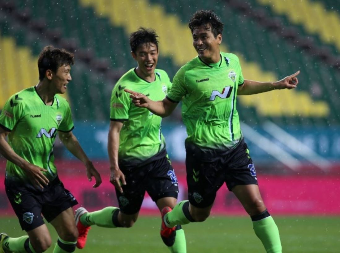 La peculiar celebración de un gol en Corea del Sur por el coronavirus (Video)