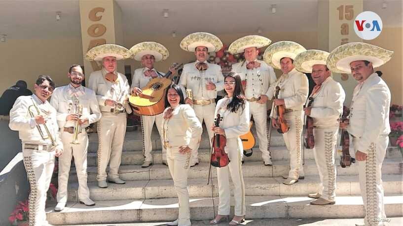 Mariachis venezolanos se reinventan para poder cantarle a las madres en su día