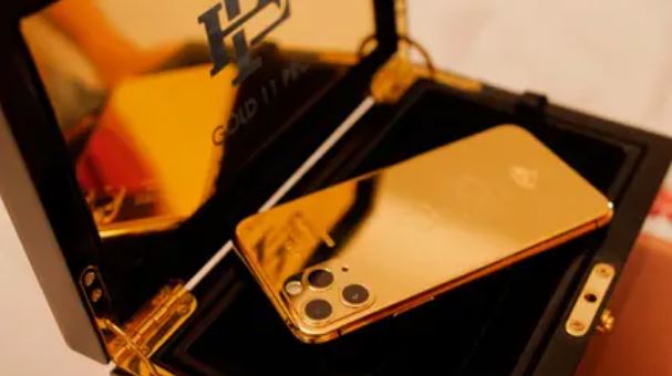 El iPhone con “estética narco” que lanzó a la venta el hermano de Pablo Escobar (Fotos)