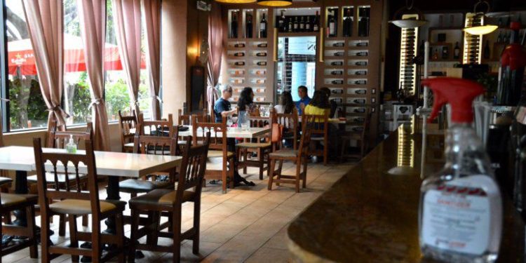 Restaurantes en Miami reabren y reciben pocos clientes