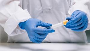 CDC: Algunas pruebas de anticuerpos contra el coronavirus sólo tienen la mitad de precisión