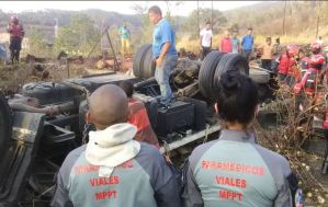 Al menos tres fallecidos tras volcamiento de una gandola en Tazón