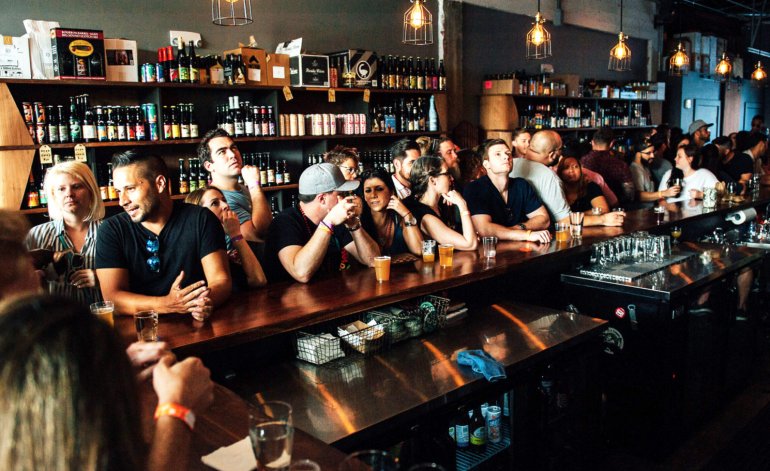 Florida prohibió el consumo de alcohol en bares tras el aumento de casos por coronavirus