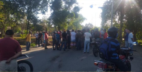 Mirandinos trancan una avenida en los Valles del Tuy por falta de gasolina #6Jun (FOTO)
